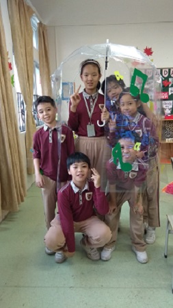 מיזם המטריה של ילדים בסין הלומדים את תכנית יזמות לילדים
